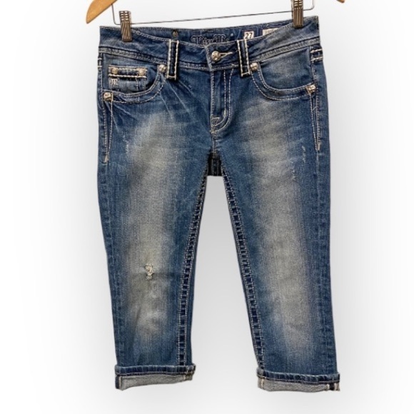 Miss Me 27 (3/4) Capri Jeans Low Rise Fleur De Lis Embroidered Embellished - Picture 2 of 13